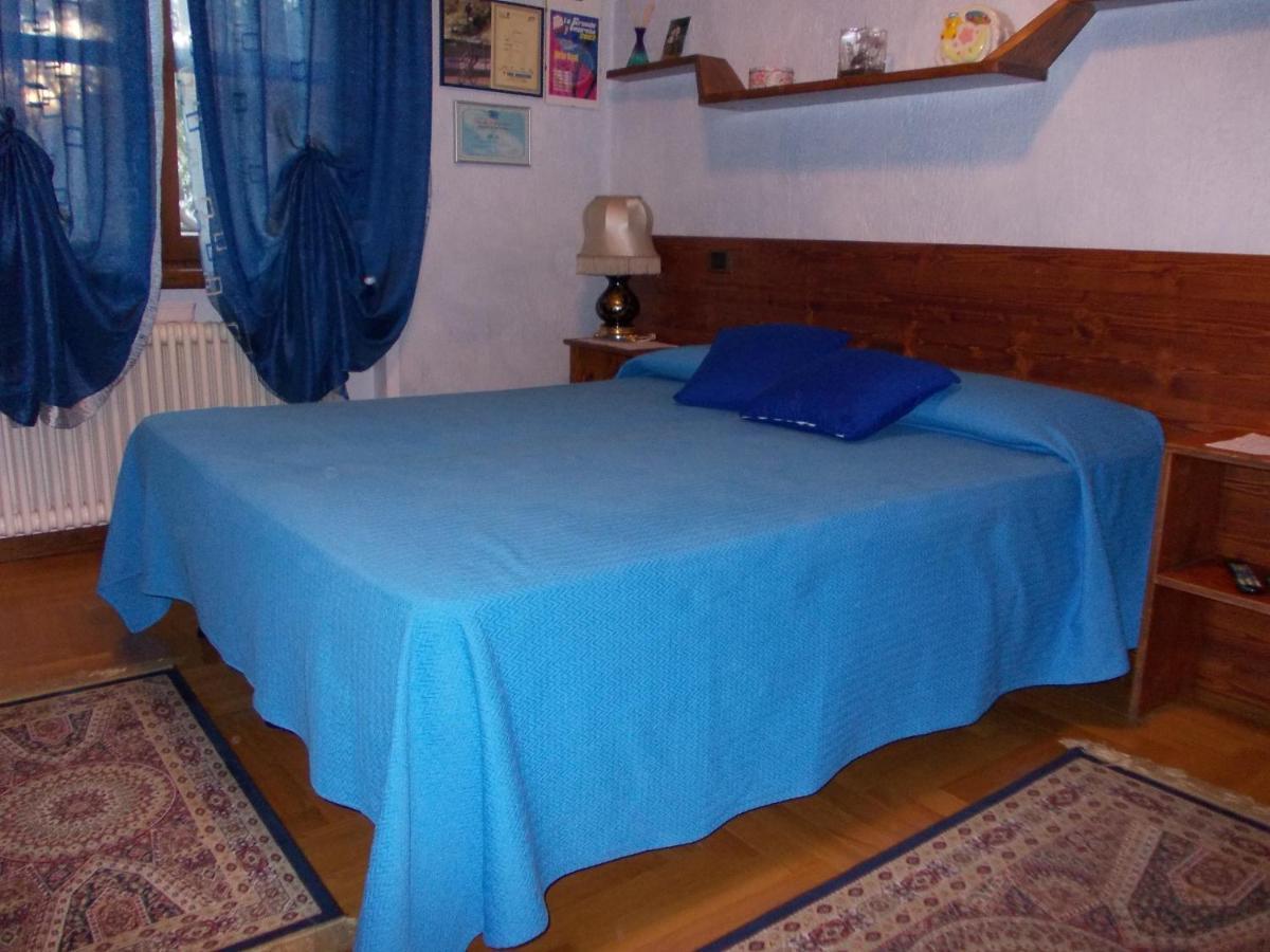 Les Hirondelles Bed and Breakfast Fenis Eksteriør billede