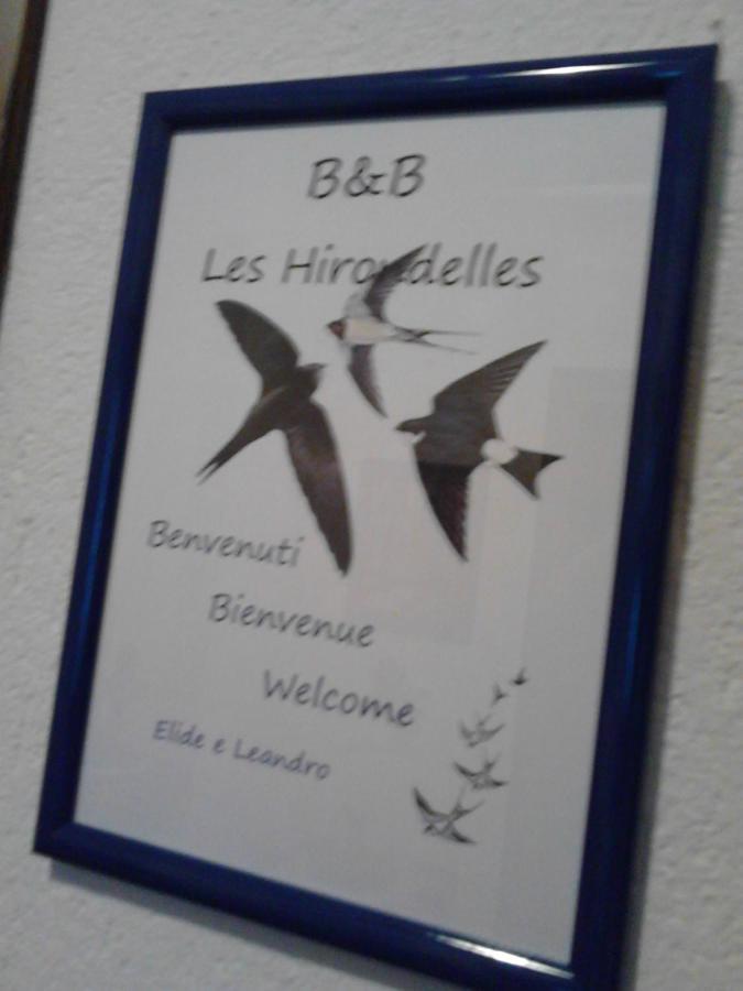 Les Hirondelles Bed and Breakfast Fenis Eksteriør billede